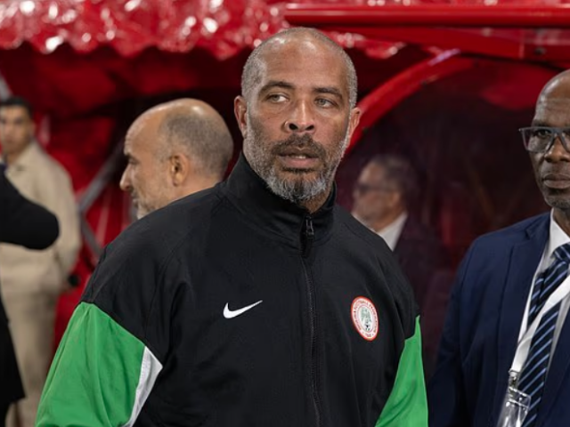HLV Nigeria tố đối thủ dùng tà thuật ở vòng play-off World Cup 2026