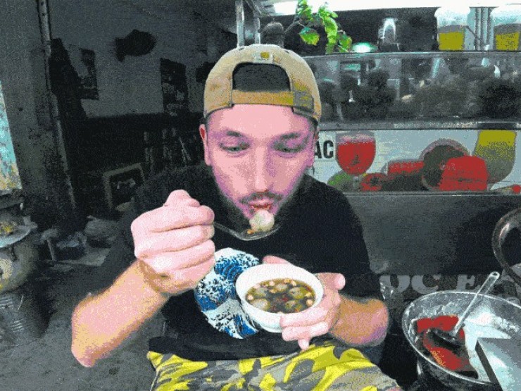 Khách Tây thử món lạ giữa ngày lạnh ở Hải Phòng, xuýt xoa khen ngon