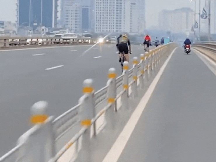 Người đàn ông ở Hà Nội gặp rắc rối sau khi ghi hình đoàn xe đạp đi vào làn ô tô
