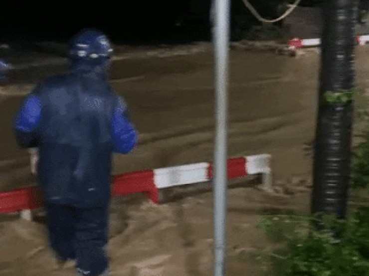 Mưa xối xả gây ngập đường sắt ở Khánh Hòa, nhiều tàu phải tạm dừng chạy