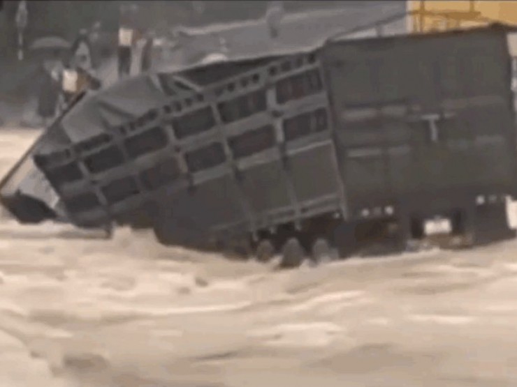 CLIP: Giây phút tài xế nhảy khỏi xe đầu kéo trước khi bị lũ cuốn mất tích