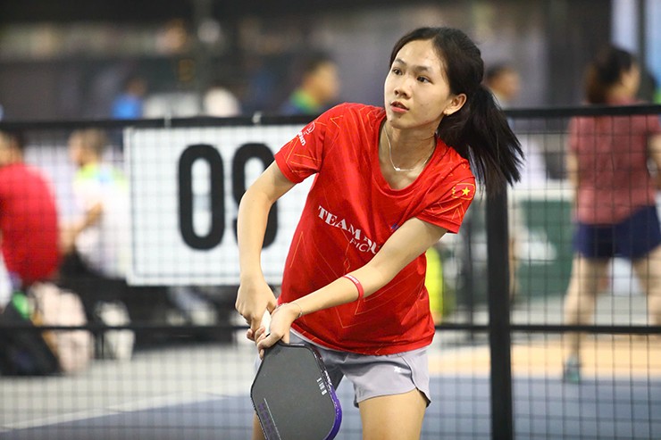 Trần Yến Nhi cũng là cái tên đã tạo được tiếng vang trong cộng đồng pickleball với rất nhiều thành tích ấn tượng, đáng kể nhất là tấm HCĐ giải sinh viên châu Á 2025 tại Đà Nẵng. Ngoài ra, cô cũng từng gắn bó với bóng chuyền, cầu lông.