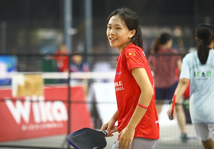 “Lúc đầu tôi thấy môn mới, không nặng như tennis nên muốn thử chơi cùng với các thầy cô, bạn bè ở trường. Pickleball giúp tôi gặp gỡ, kết nối được nhiều bạn bè hơn và cũng cho tôi nhiều thành tích và kỷ niệm đáng nhớ”.