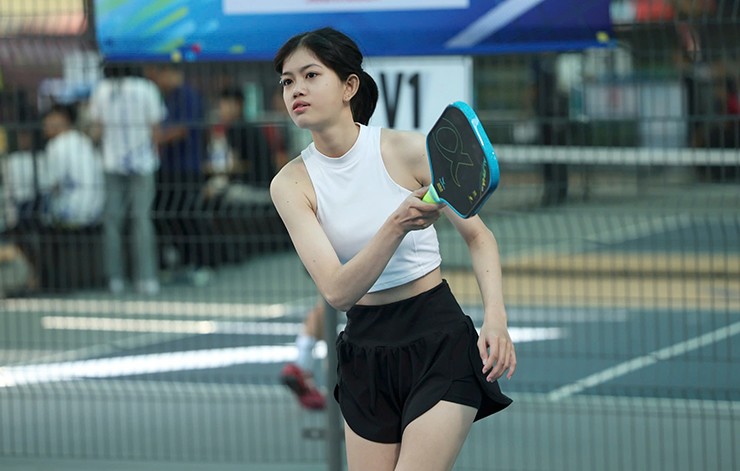 Tay vợt Trần Thị Tố Như, sinh viên năm 3 trường Đại học Ngoại ngữ và Tin Học TP.HCM. Có nền tảng về cầu lông, cô nàng háo hức tập luyện pickleball trong thời gian ngắn để thử sức với giải đấu.
