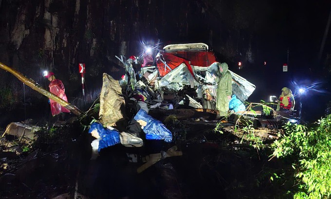 Xe khách biến dạng sau khi bị đất đá vùi lấp. Ảnh: Minh Bằng