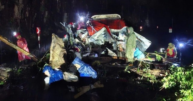 Sạt lở núi đè ôtô khách ở Khánh Hòa, 6 người chết