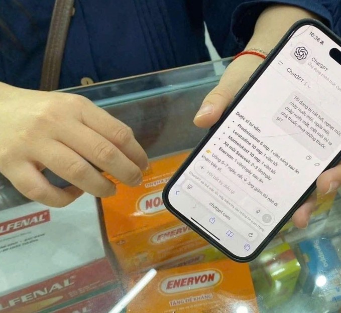 Hình ảnh người phụ nữ mang đơn thuốc của "bác sĩ" Chat GPT ra hiệu thuốc để mua chia sẻ trên mạng xã hội cuối tháng 10 nhận nhiều ý kiến trái chiều. Ảnh: S.T