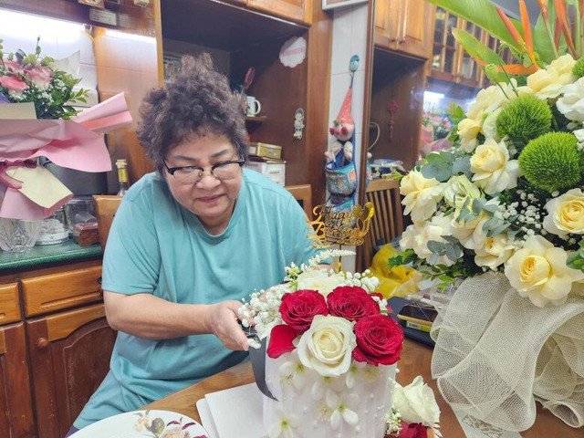 Khi hoàn thành những vai diễn, NSƯT Minh Vượng trở về với cuộc sống bình dị tại căn nhà nhỏ ở khu tập thể. Dẫu chọn cuộc sống độc thân và sức khỏe không mấy ổn định, bà vẫn giữ tinh thần lạc quan, yêu đời và tươi trẻ. Bà có sở thích cắm hoa và nấu nướng. Trong căn nhà đơn sơ thường xuyên đón tiếp những người bạn, đồng nghiệp, học trò cũ của mình. Khi sắp xếp được thời gian, bà sẽ đi gặp gỡ, trò chuyện cùng những người bạn, đồng nghiệp cũ.