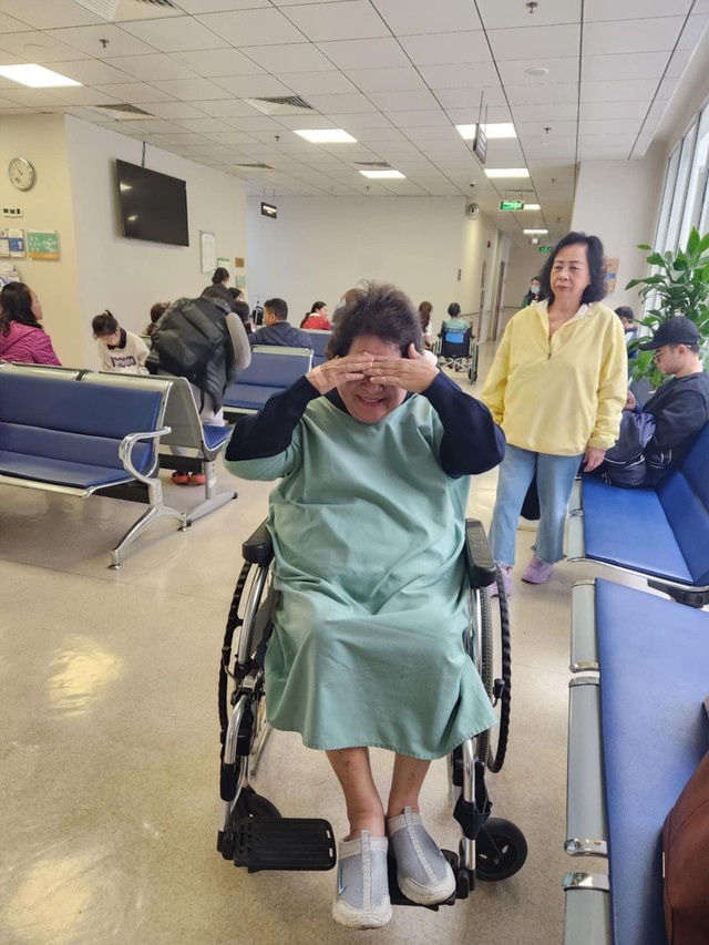 Ở tuổi U70, bà mang trong mình khá nhiều căn bệnh như tiểu đường, áp huyết cao, xương khớp và tim mạch và cũng trải qua nhiều lần đột quỵ rồi lại bị nhiễm trùng máu, gãy chân... Dù sống trong bệnh tật, trong cô đơn nhưng tinh thần nghệ sĩ Minh Vượng luôn lạc quan sảng khoái. Bà quan niệm rằng, phải sống cuộc đời nhiều tiếng cười để không cho phép mình buồn.