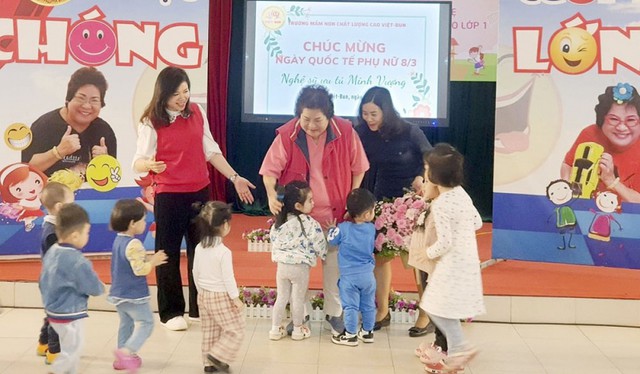 Ở tuổi U70, NSƯT Minh Vượng vẫn mang tiếng cười đến cho tuổi thơ, tham gia các dự án phim ảnh và diễn kịch... Bà từng chia sẻ, nếu không làm gì thì sẽ ốm. Lúc làm việc, bà quên hết mệt mỏi, bệnh tật, như được tiếp nhận một nguồn sinh lực khác, trở thành một con người khác. Nữ nghệ sĩ bận rộn với nhiều công việc như đi diễn, đi dạy các em thiếu nhi, viết kịch bản, dựng vở, tổ chức sự kiện, hoạt động xã hội.