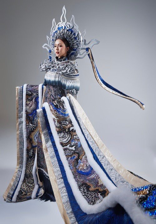 Trong phần thi National Costume ở Miss International 2025, Kiều Duy trình diễn bộ trang phục văn hoá dân tộc mang tên Cửu Long Ẩn Vân. Đây là thiết kế tác giả Nguyễn Song Huy thuộc team mentor Văn Thành Công và Vũ Việt Hà.