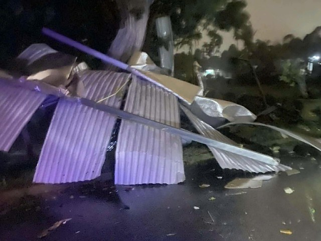 CLIP: Lốc xoáy kinh hoàng ở Đà Nẵng, 4 người bị thương - 4