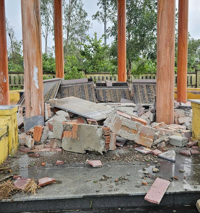 CLIP: Lốc xoáy kinh hoàng ở Đà Nẵng, 4 người bị thương - 3