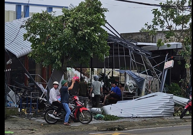CLIP: Lốc xoáy kinh hoàng ở Đà Nẵng, 4 người bị thương - 1