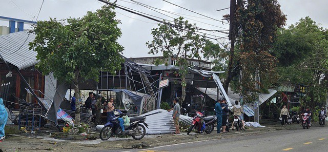 CLIP: Lốc xoáy kinh hoàng ở Đà Nẵng, 4 người bị thương - 2