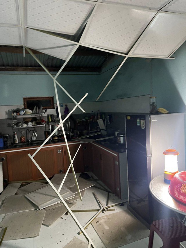 CLIP: Lốc xoáy kinh hoàng ở Đà Nẵng, 4 người bị thương - 5