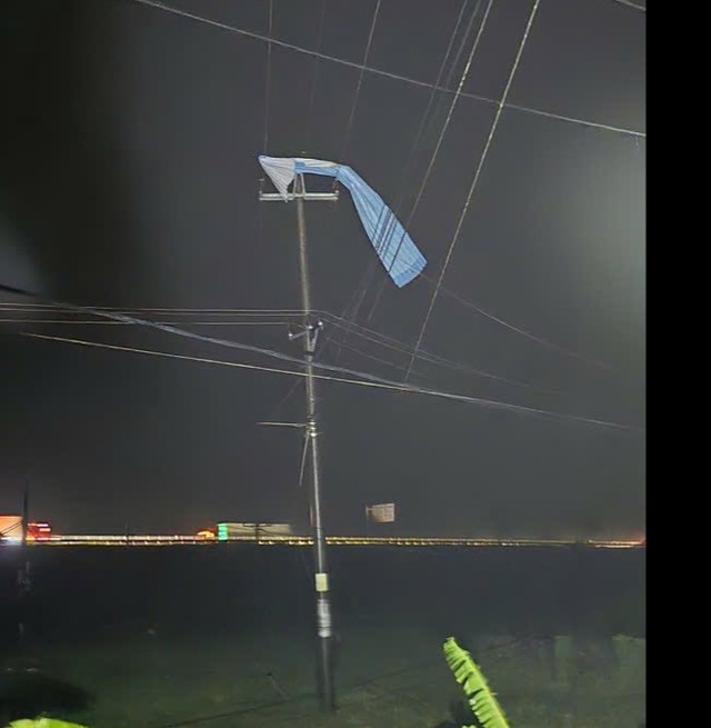 CLIP: Lốc xoáy kinh hoàng ở Đà Nẵng, 4 người bị thương - 6