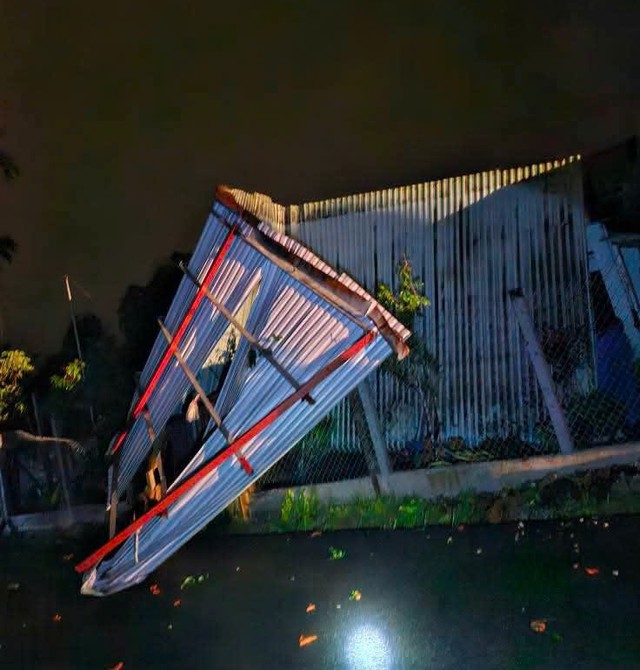 CLIP: Lốc xoáy kinh hoàng ở Đà Nẵng, 4 người bị thương - 9