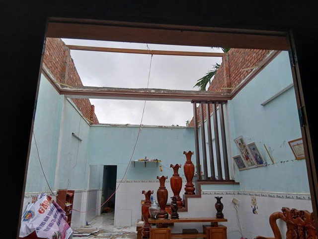 Hàng chục nhà dân bị hư hỏng, tốc mái