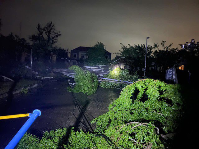 CLIP: Lốc xoáy kinh hoàng ở Đà Nẵng, 4 người bị thương - 12