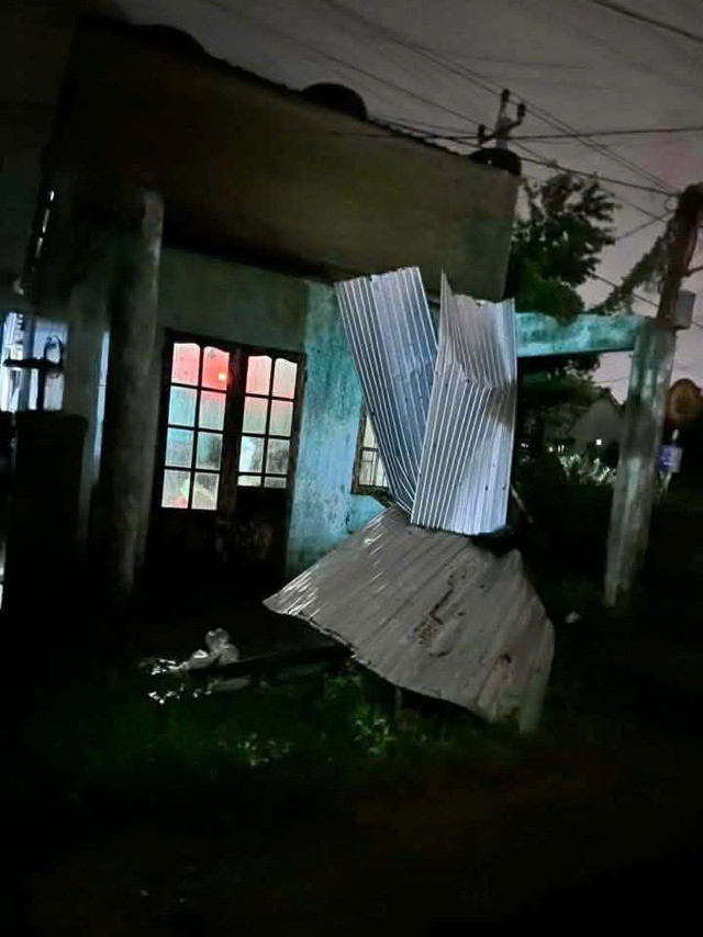 CLIP: Lốc xoáy kinh hoàng ở Đà Nẵng, 4 người bị thương - 13