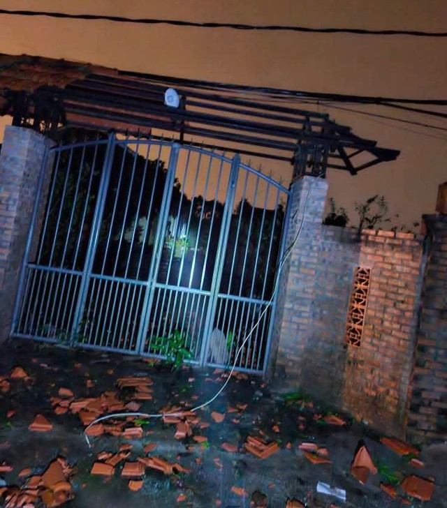 CLIP: Lốc xoáy kinh hoàng ở Đà Nẵng, 4 người bị thương - 10