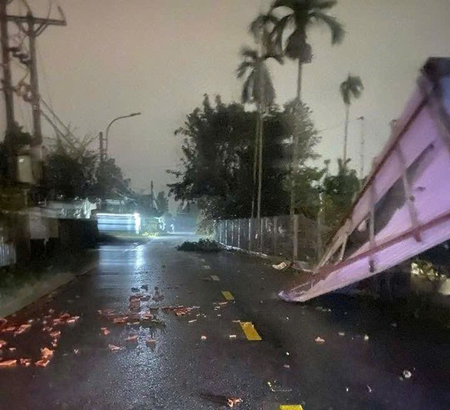 CLIP: Lốc xoáy kinh hoàng ở Đà Nẵng, 4 người bị thương - 11