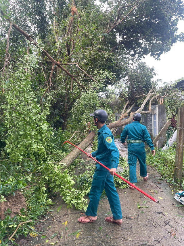 CLIP: Lốc xoáy kinh hoàng ở Đà Nẵng, 4 người bị thương - 14