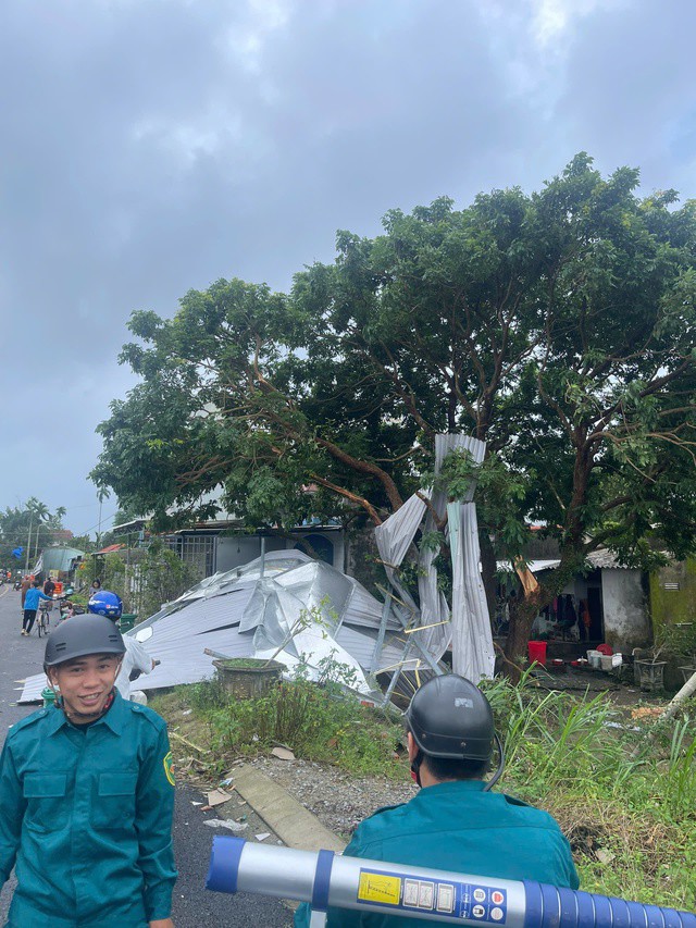 CLIP: Lốc xoáy kinh hoàng ở Đà Nẵng, 4 người bị thương - 17