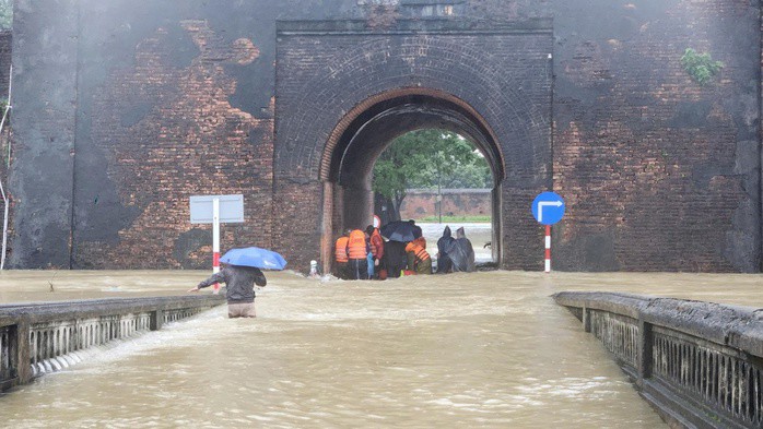 Vì sao miền Trung lại mưa lớn, có vượt kỷ lục của đợt mưa hồi cuối tháng 10? - 1