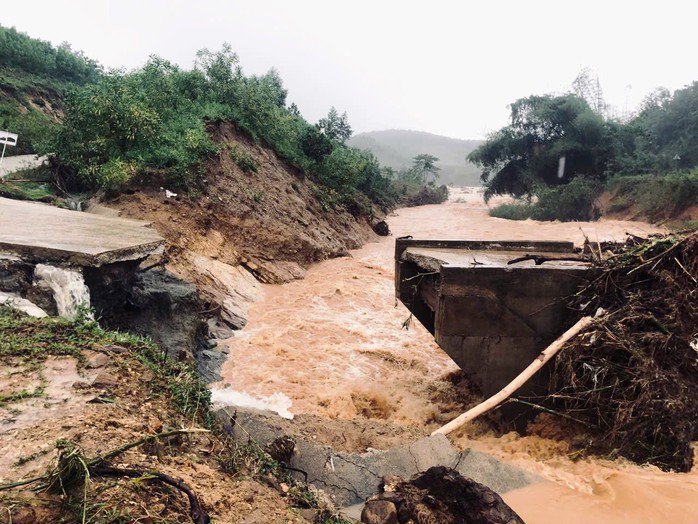 Cầu Nước Bao (xã Sơn Bao cũ) bị nước lũ cuốn gãy đôi