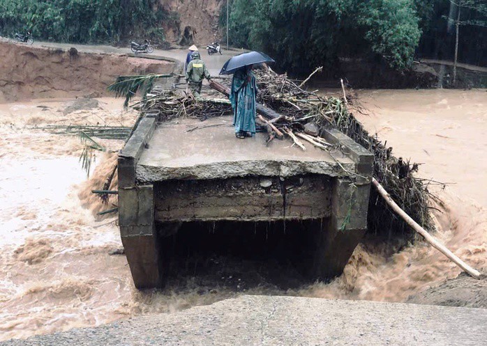 Cầu Nước Bao bị nước lũ cuốn gãy đôi