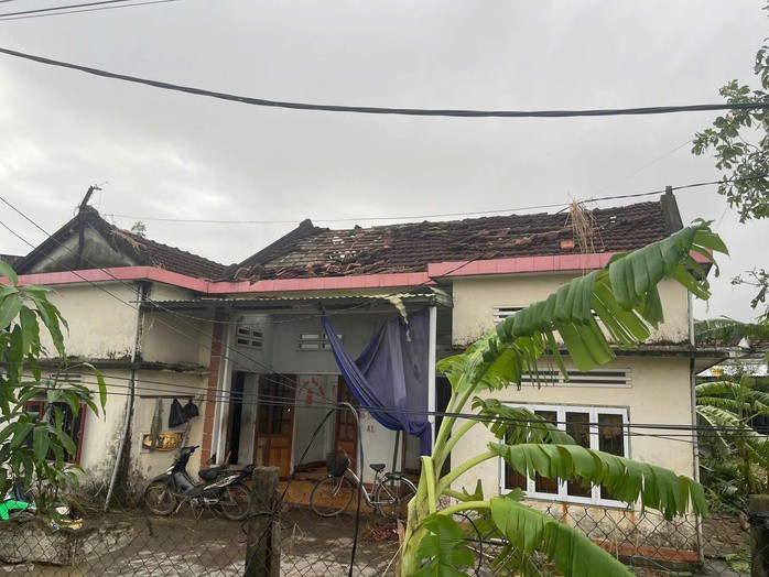 Lốc xoáy làm 20 nhà dân bị hư hỏng