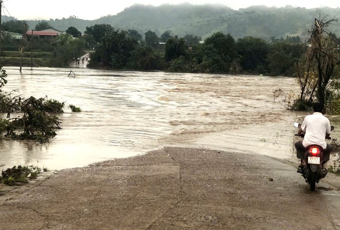 Ngầm tràn bị ngập sâu khiến 341 hộ dân bị chia cắt