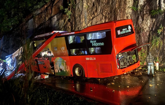 Xe khách bị đá rơi biến dạng phần đầu. Ảnh: Minh Bằng