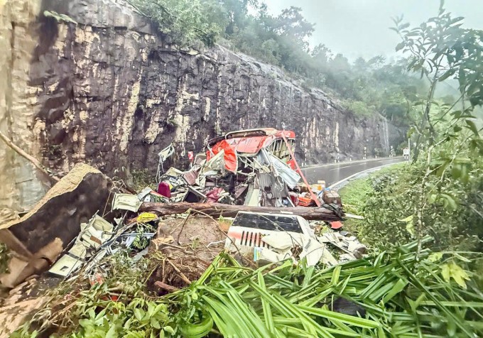Nhiều tảng đá lớn trên núi rơi xuống khiến xe khách biến dạng, sáng 17/11. Ảnh: Minh Bằng