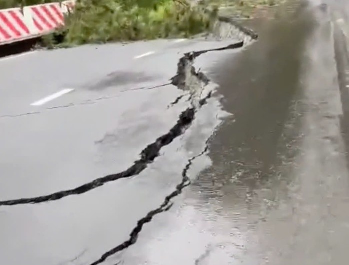 Vết nứt lớn trên mặt đường đèo Prenn, tiềm ẩn nguy cơ tiếp tục sạt lở.