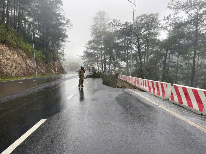 Một vị trí khác cũng bị sạt lở trên đèo Prenn.