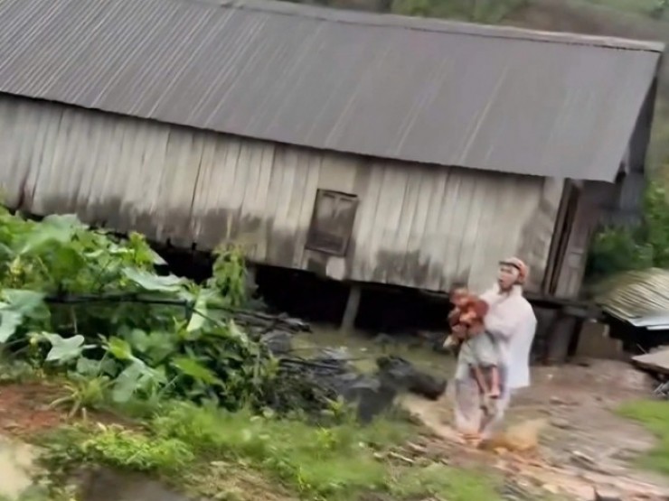 CLIP: Người dân tháo chạy khỏi nơi sạt lở núi, vùi lấp nhà