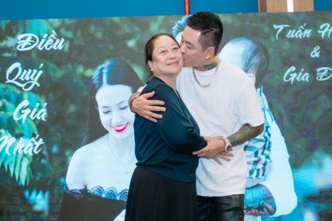 Tuấn Hưng và mẹ.