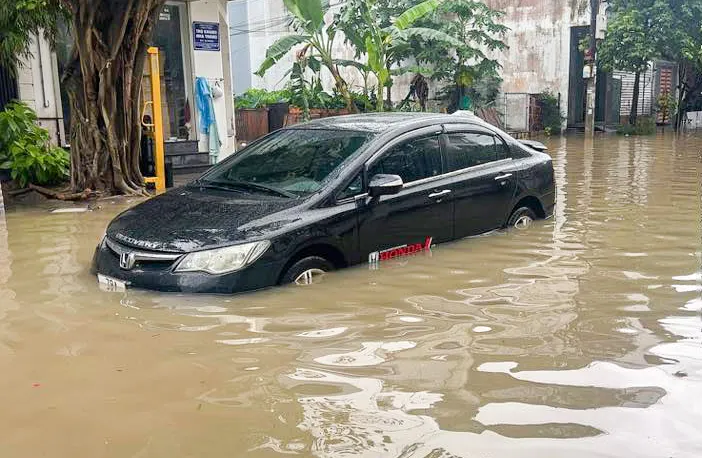 Khu vực Nha Trang nhiều nơi cũng bị ngập nặng. Trong đó, nặng nhất là các khu vực ở phường Tây Nha Trang, Bắc Nha Trang và Nam Nha Trang.
