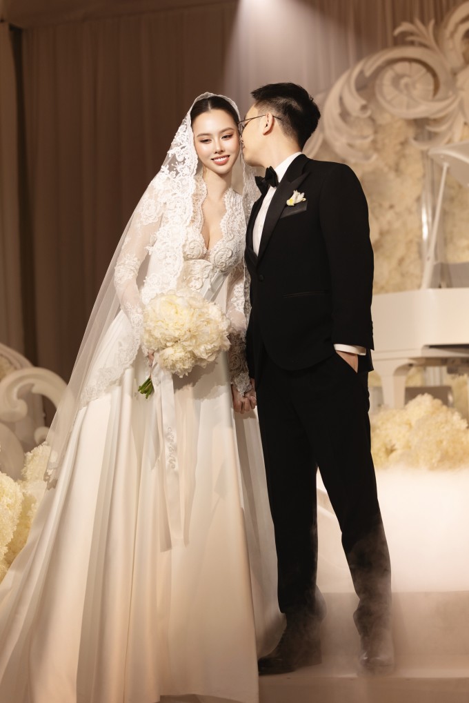 Mẫu váy lấy cảm hứng từ những cô dâu hoàng gia.