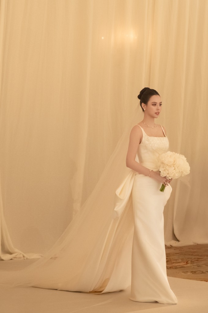 Tâm Như sang trọng với đầm đón khách.