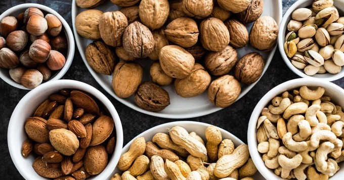 Các loại hạt giàu omega như óc chó, hạnh nhân... được chuyên gia da liễu khuyến khích thêm vào chế độ ăn giúp ức chế viêm, duy trì độ ẩm cho làn da.