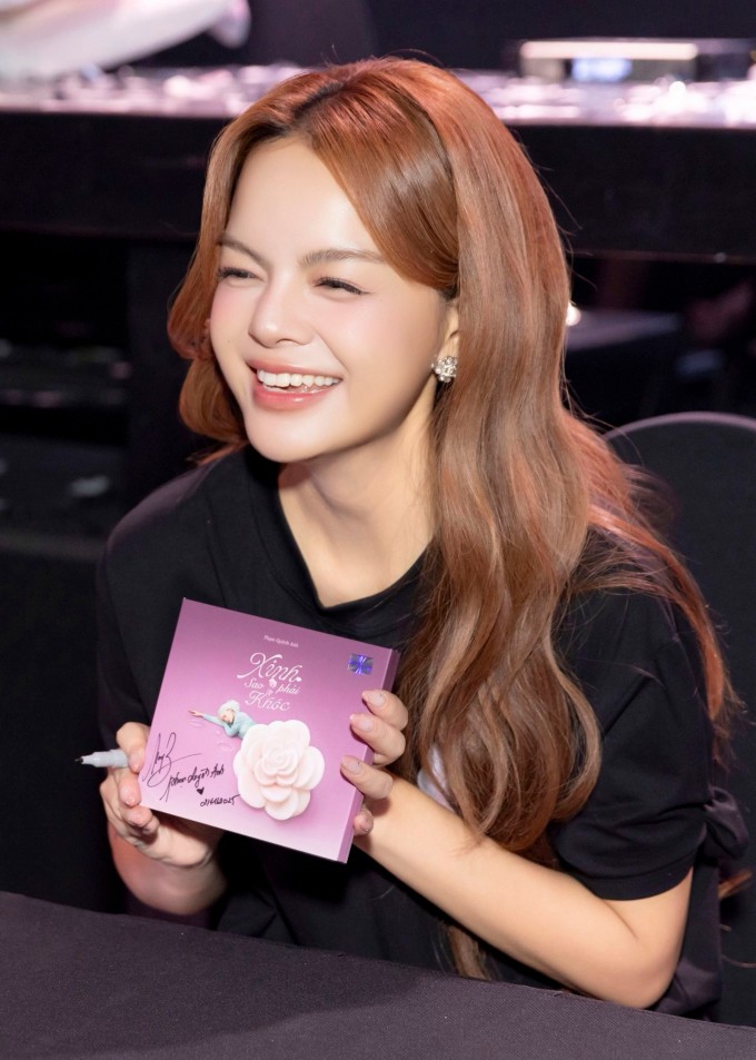 Phạm Quỳnh Anh ký tặng E.P cho fan tại hoạt động giao lưu đầu tháng 11. Ảnh: Nhân vật cung cấp