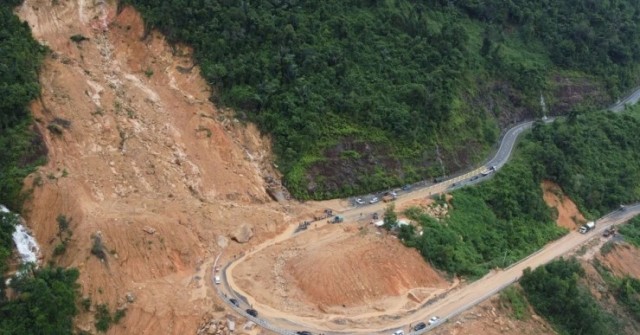 Toàn cảnh vụ sạt lở kinh hoàng trên đèo Khánh L...