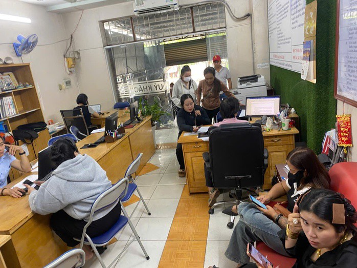 Các nạn nhân đến văn phòng luật sư nhờ hỗ trợ