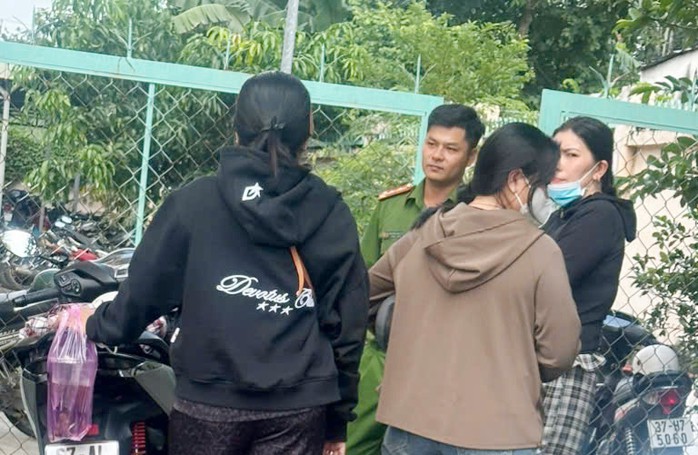 Công an làm việc với các nạn nhân của đường dây hụi online