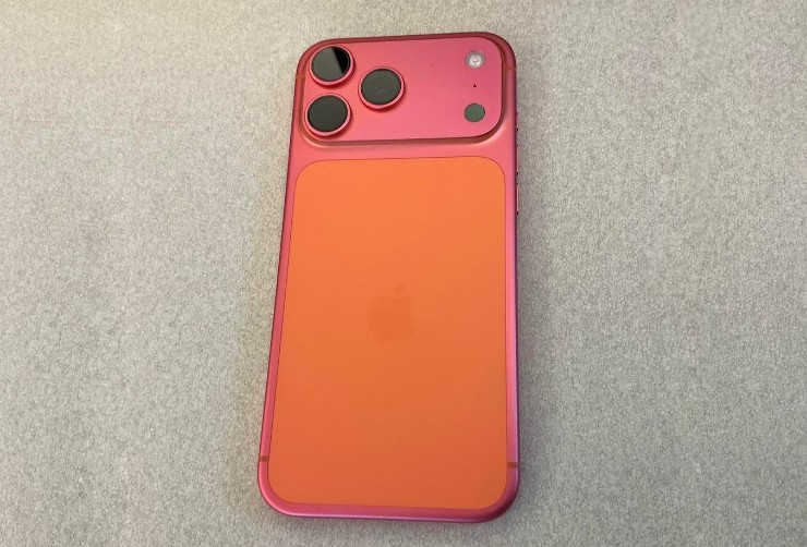 Người dùng iPhone 17 Pro Max trước đó cũng đau đầu vì điện thoại bị chuyển sang màu hồng phấn.