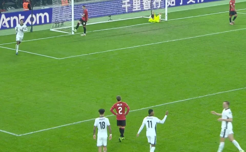 Bellingham chạy tới chỗ Rashford, người kiến tạo bàn thứ 2 của Kane